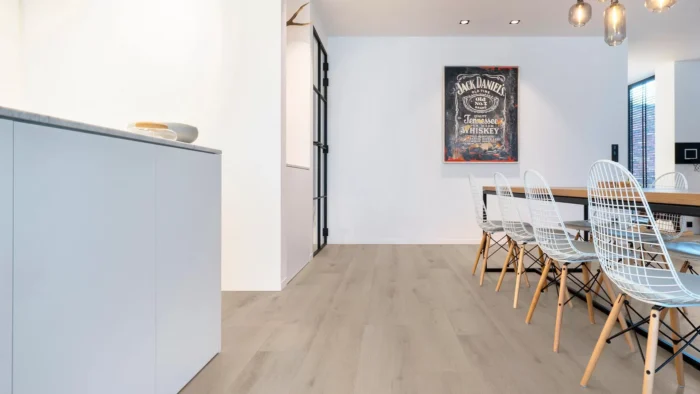 50 LVRE 141 evp vinyl flooring roomscene 1